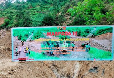 waspada-tanah-longsor-polsek-dan-koramil-bawang-pasang-banner