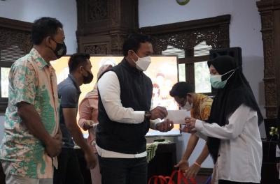 BERIKAN SANTUNAN ANAK YATIM PIATU