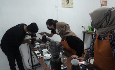PELATIHAN BARISTA CLASS MANUAL BREW