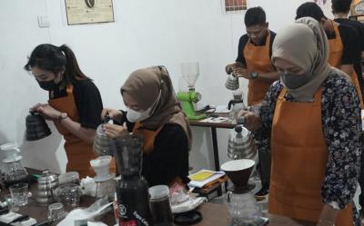Tingkatkan Skill Seduh, Kedai Kopi Batang Ikutkan Pelatihan Barista Class Manual Brew