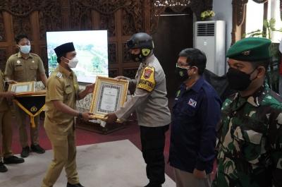 BERIKAN PIAGAM PENGHARGAAN PENANGANAN COVID-19