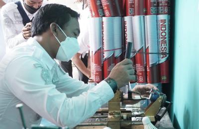 PEMASANGAN BULU SHUTTLECOCK