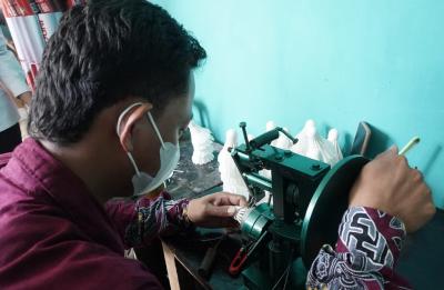 JAHIT BULU SHUTTLECOCK