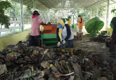 kumpulkan-sampah-daun-jati