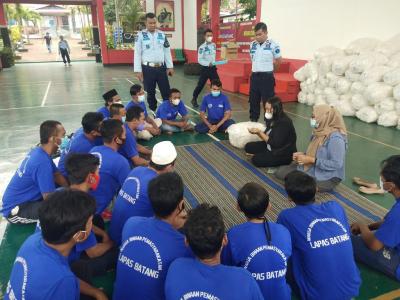 tambah-keterampilan-wbp-lapas-batang-dilatih-packing-cotton-buds