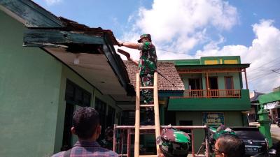 dandim-batang-terjun-langsung-dalam-pembangunan-koramil-bawang