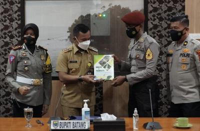 BERIKAN BUKU INDUSTRI dan PARIWISATA