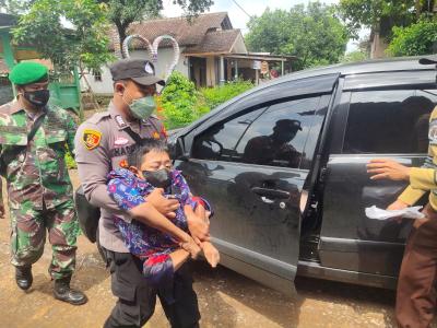 bripka-hadi-purnomo-fasilitasi-warga-berkebutuhan-khusus-ikuti-vaksinasi