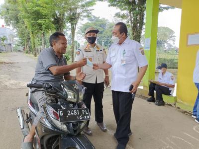 BERIKAN MASKER KEPADA PENGUNJUNG