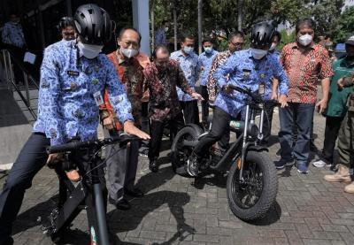 Bupati dan Wakil Bupati Batang Mencoba Mengendarai Sepeda Listrik