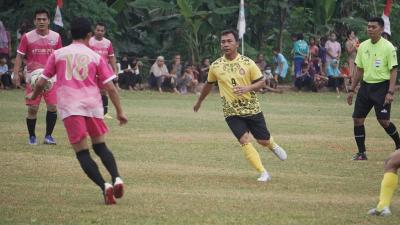 Hari Jadi Batang Ke-56, Bupati Dan Wakil Bupati Batang Tanding Sepak Bola