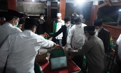 Peringati HUT Batang, Bupati dan Wabup Ziarah Makam Mandurorejo