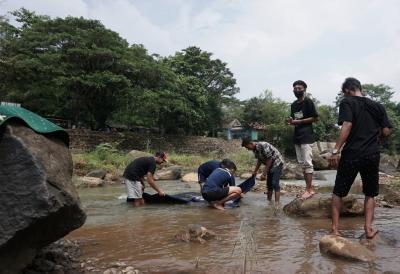 Tradisi Jelang Ramadan, Warga Batang Bersih-bersih Musala dan Cuci Karpet