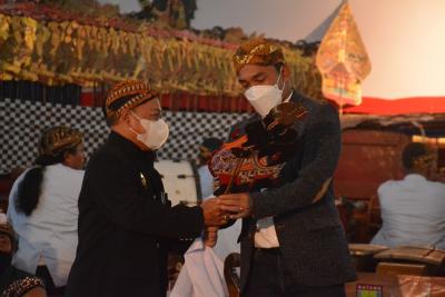 BERIKAN WAYANG KULIT SEBAGAI HADIAH