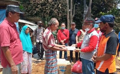 PMI Batang Salurkan Sembako dan Uang Tunai Rp10 Juta Untuk Bangun Rumah