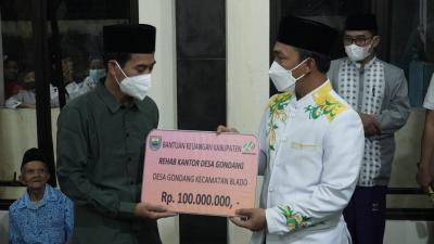 Salat Tarawih Perdana, Bupati Batang Berikan RTLH Kepada Warganya 