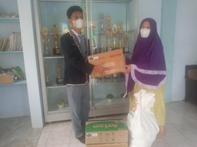 Rayakan 44 Tahun SMAN 1 Batang, Pelajar Bagikan Sembako