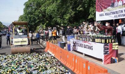 Polres Batang Musnahkan 5.045 Botol Miras dan Petasan