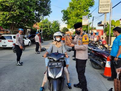 Dikira Ada Razia, Ternyata Polisi Berbagi Takjil