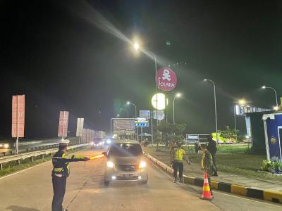 Sejuta Kendaraan Masuk Tol, One Way Berlaku Tanpa Jeda Waktu