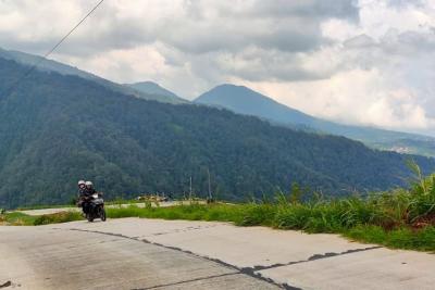 Bupati Batang Serahkan Biaya Perbaikan Jalan Tol Kayangan Ke Provini Jateng 