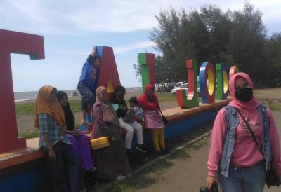 Libur Panjang Lebaran, Pantai Jodo Batang Padat Pengunjung Berbagai Daerah