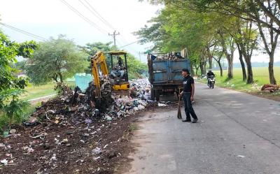 Sampah Membludak, DLH Batang Berikan Solusi Dengan Tambah Tenaga Lepas dan Terjunkan Alat Berat
