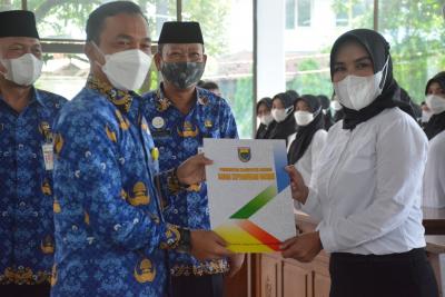 239 PPPK Guru di Batang Terima SK