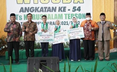Wisuda MTS Nurussalam, Bupati Batang Berikan Tabungan Pelajar 13 Anak Yatim Piatu
