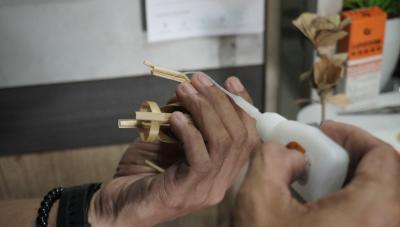 MENGELEM RANGKAIAN ACTION FIGURE