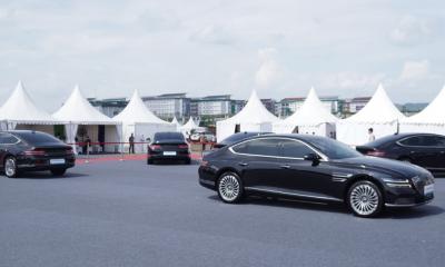 Presiden Jokowi dan Ibu Iriana Mencoba Mobil Listrik