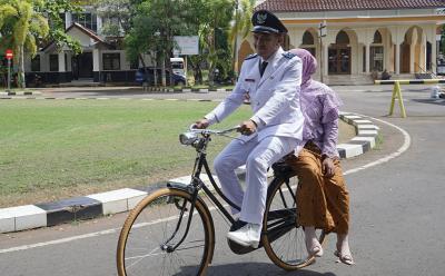 NAIK SEPEDA ke PELANTIKAN KADES