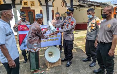 Sambut Hari Bhayangkara, Polsek Batang Serahkanp Toa