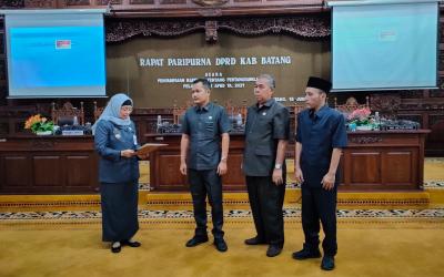 Pj Bupati Batang Berikan Berkas Raperda Pertanggungjawaban Pelaksanaan APBD 2021 Tepat Waktu