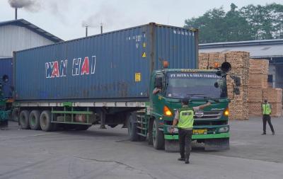 PERUSAHAAN KAYU LAPIS EKSPOR PERDANA