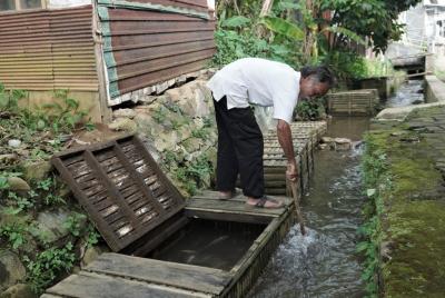 BERSIHKAN KERAMBA IKAN