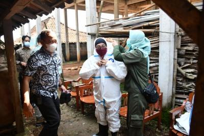 PAKAI APD SAAT VAKSIN PMK