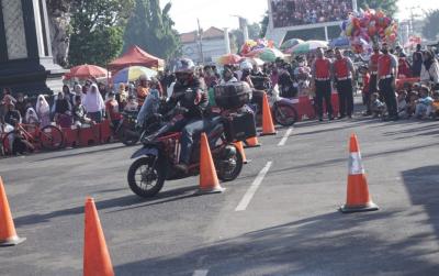 HUT Bhayangkara Ke-76, Satlantas Polres Batang Kampanyekan Safety Riding