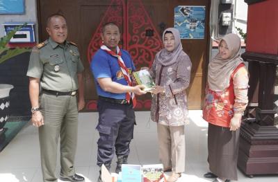 Hari Dharma Karya Dhika, Bagian Hukum Setda Batang Berikan 34 Buku Perda Baru Tahun 2021