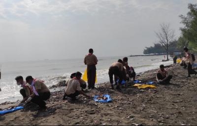 Jaga Lingkungan Sehat, SBH Bersihkan Pantai Sigandu