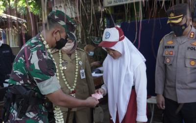 BERIKAN KIA ke SISWA SD