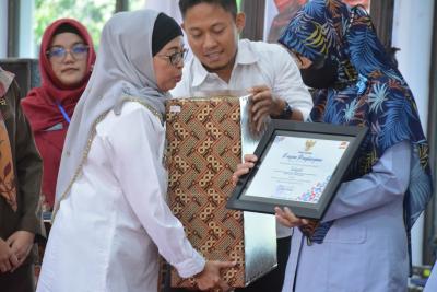 BERIKAN PIAGAM PENGHARGAAN