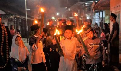 Masuk Tahun Baru Islam, Remaja Desa Kalipucang Kulon Batang Meriahkan Dengan Pawai Obor