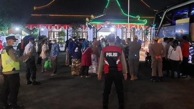 Keluarga Sambut Kepulangan Jamaah Haji dengan Haru