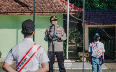 Pejabat Polres Serentak Jadi Pembina Upacara SMP dan SMA di Batang