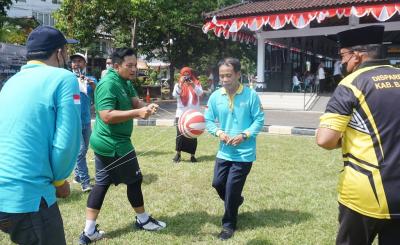 LOMBA MEMINDAHKAN BOLA DENGAN TALI
