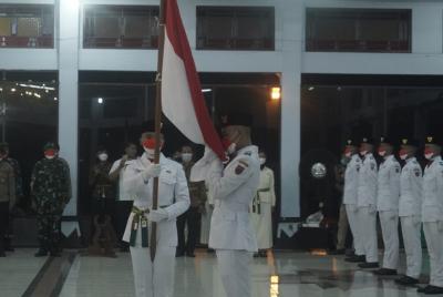 CIUM SANG SAKA MERAH PUTIH