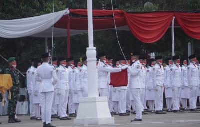 UPACARA PENURUNAN BENDERA MERAH PUTIH