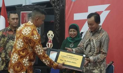 SERAHKAN PIAGAM LOMBA KRENOVA 