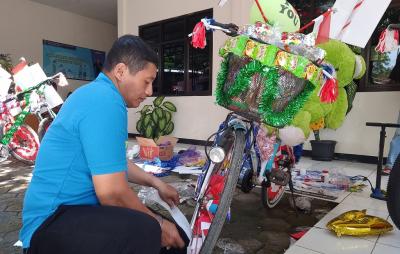 MENGHIAS SEPEDA PAWAI